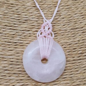 Collier macramé avec un donut 3cm en quartz rose