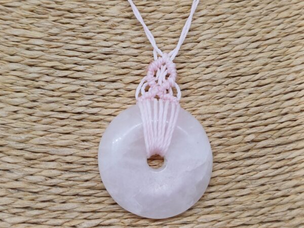 Collier macramé avec un donut 3cm en quartz rose